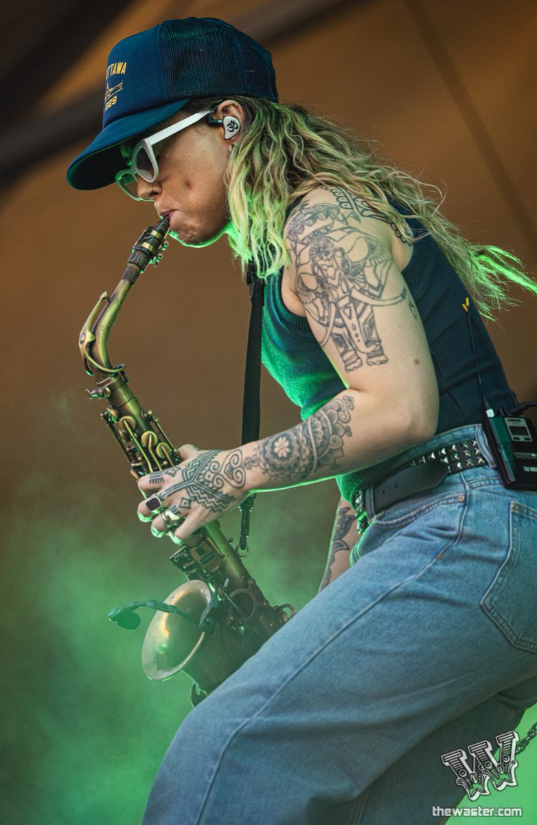 WasterInc's tweet image. Another amazing weekend at @seahearnow !! Check out our review and photos from Day 1, with Babe Rainbow, @TASHSULTANAA @GretaVanFleet @NRateliff and more 🎸🎶😎