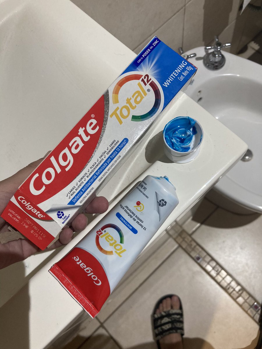 Giulianagi's tweet photo. Que odioooo @Colgate cuando recién se abre la caja 😑 https://t.co/lDjVngL6Rd