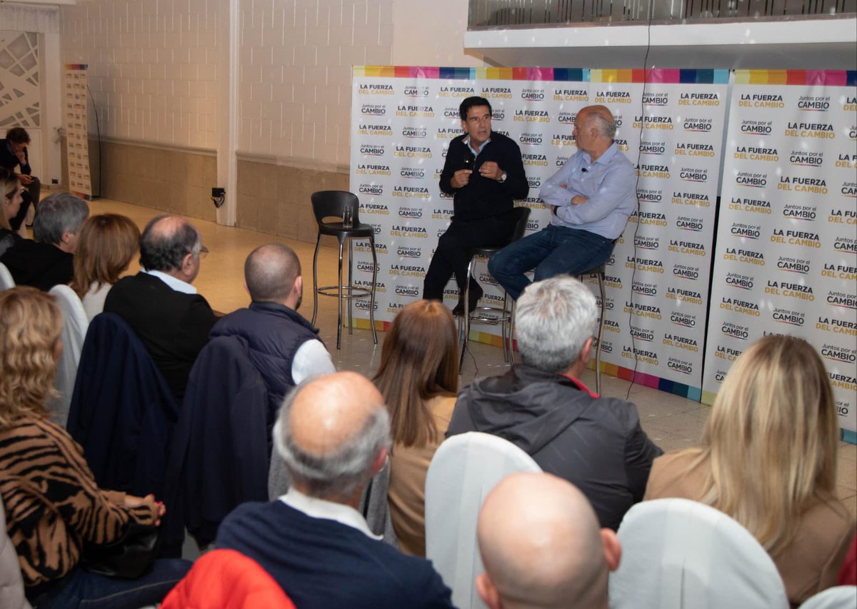 Nestorgrindetti's tweet photo. Más de 50 comerciantes y pequeños empresarios nos acompañaron a mi y a @diegokravetz en Lanús para participar de la exposición de @CarlosMelconian. Juntos presentamos nuestras propuestas para ordenar la economía y fortalecer las PyMES. https://t.co/KvvVTcajcl
