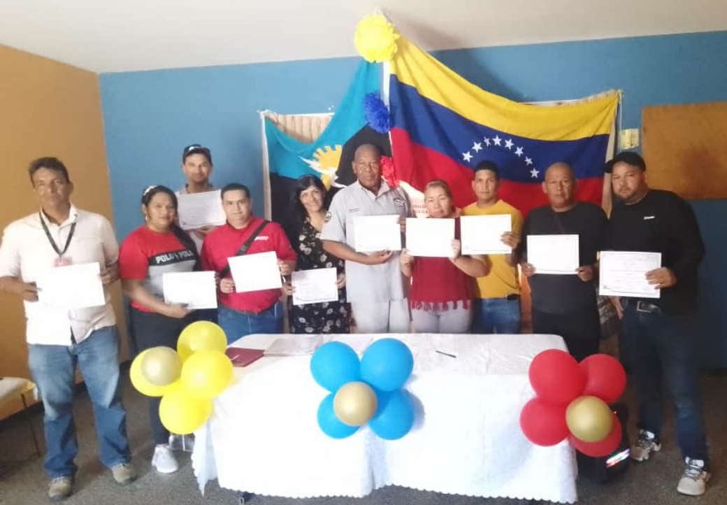 AlvarezDaniel58's tweet photo. Hoy 20/09/23.Acto de Entrega de Certificados  Diplomado Sist. Producc. Hidrocarb.
Nivel Intermedio, a 24 estudiantes de  la Clase Trabaj organiz del Equip de Estud Sala COL Lags Sur. UBTJR. #SINTRAPEMLAGS
  #SomosUBTJR #SomosMiliciaBolivariana_ #YaTenemosCandidatoEsNicolasPal’24 https://t.co/qNw3ygH2Wn