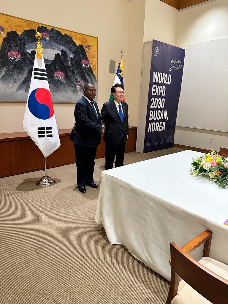 J’ai débuté ma journée ce matin par une rencontre bilatérale avec M. le Président de la Corée du Sud. Cette rencontre nous a permis d’échanger sur des sujets d’intérêts communs et le renforcement ainsi la diversification de notre coopération pour le bien être de nos deux peuples.