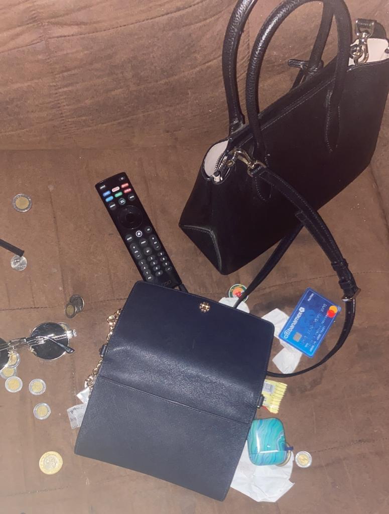 NARANJERO75's tweet photo. asevera que gran parte de  su residencia fue destrozada y que le robaron dinero en efectivo, alrededor de 10 mil pesos y algunas pertenencias como un teléfono celular y videocámaras.
El pretexto de los policías para entrar a la vivienda fue que, una persona armada qué huía...
2/7 https://t.co/XEXHxaqfCy