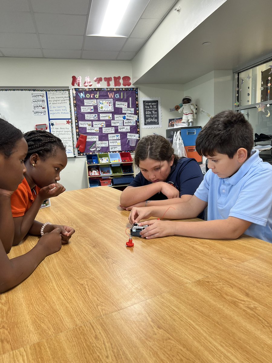 dallasschools's tweet photo. ππ Inside the Classroom: Ms. Taylor's fourth graders at Chapel Hill Preparatory School are learning about circuits! With hands on exploration, they are learning how to illuminate a light bulb.π‘ #TeachBeyondtheTest https://t.co/U6FP7lMNUA