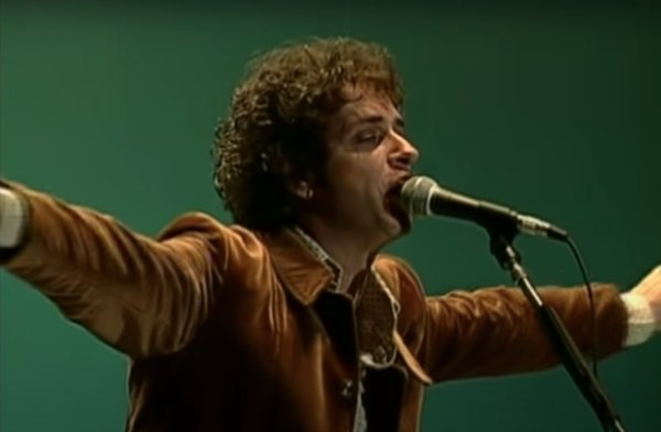 ImagenRetro's tweet photo. Un día como hoy pero de 1997, Soda Stereo finalizaba su histórica gira "El Último Concierto" frente a 65 mil personas. ¡Gracias Totales! https://t.co/dDVGitp9JA