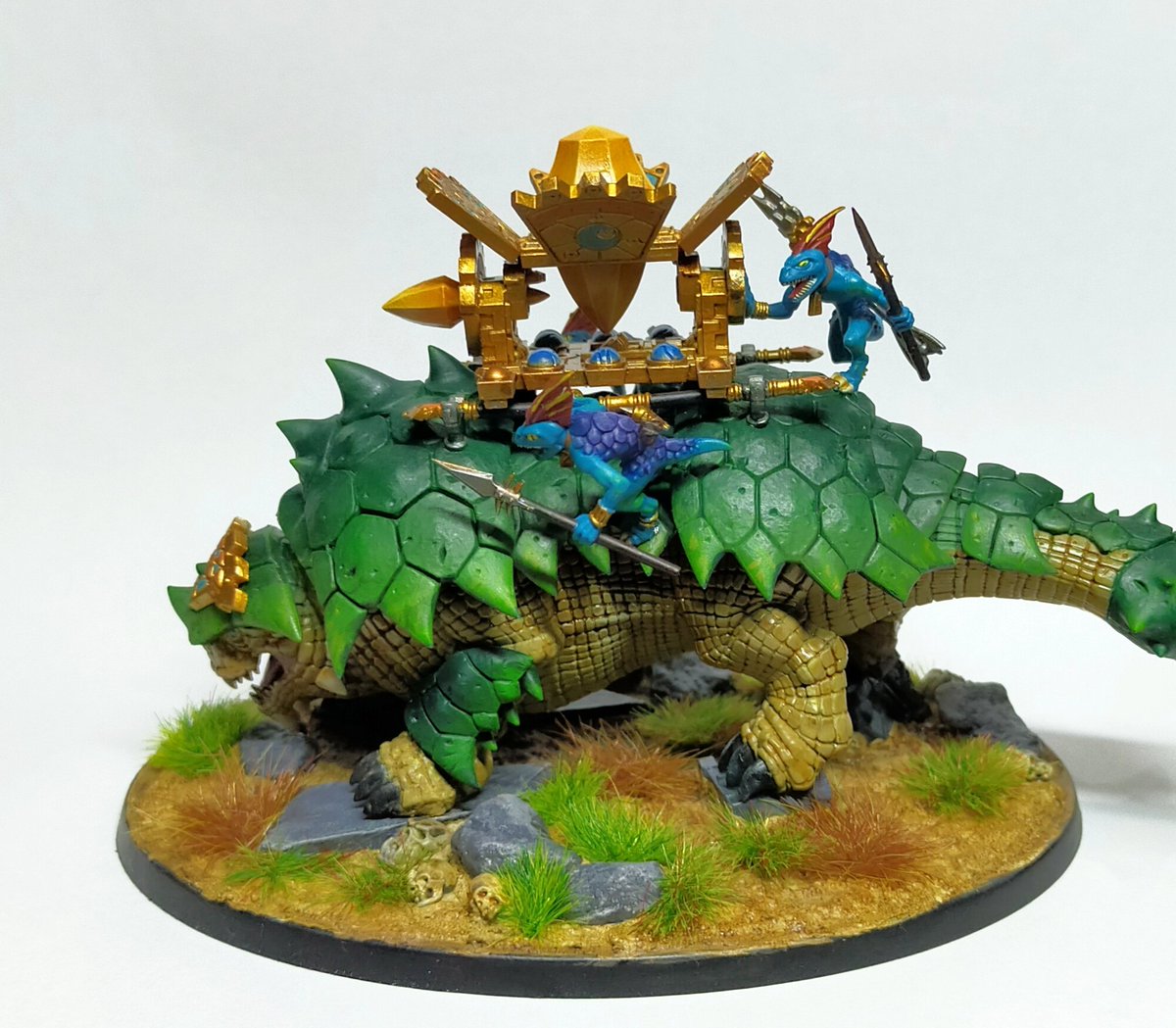 GemmaEv5's tweet photo. WIP Wednesday... So glad to have finished this Seraphon Bastiladon Solar Engine. Took awhile but I'm happy with the end result 😁 #seraphon #warhammer #aos #bastiladon #warhammercommunity #paintingminatures https://t.co/7QWY0FLUUb