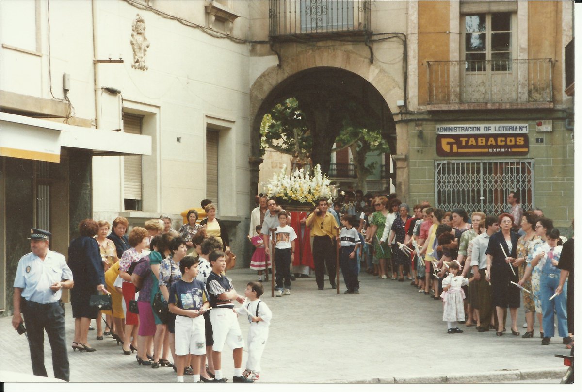 Una calle de Aspe (alicante) celebra fiestas en Honor a los Santos Cosme y Damián. En Dicha Calle solo hay cuatro vecinos, pero el resto del pueblo colabora, por la devoción  estos Santos.