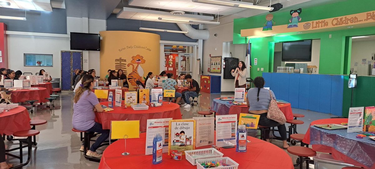 The Children's Museum of Houston came and conducted a parent training. Thank you CMH. El museo de ninos vino a entrenar a nuestros padre sobre la lectura.