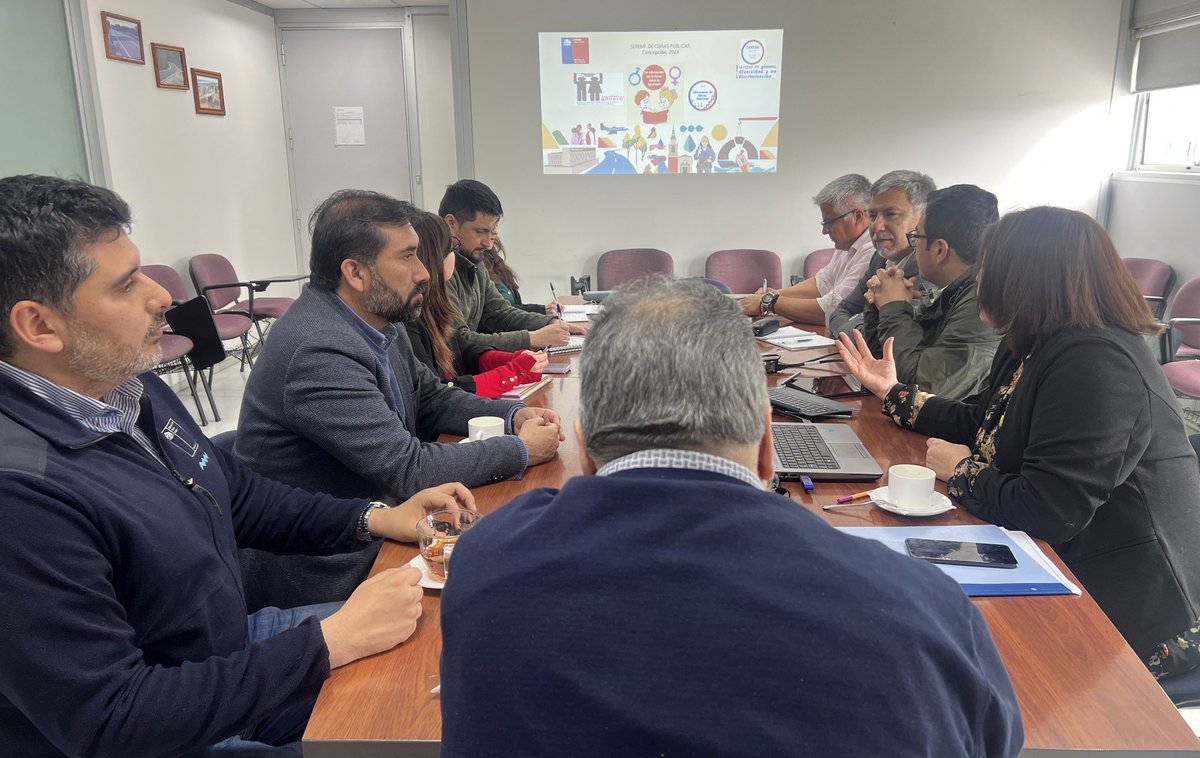 MOPBiobio's tweet photo. Nos reunimos junto a directores y directoras de servicio @MOPBiobio con el fin de promover la equidad de género en nuestros equipos.
Asimismo, el seremi @HUGOCAUTIVO entregó directrices para enfrentar el último trimestre de 2023. https://t.co/eE0vAkMPHr