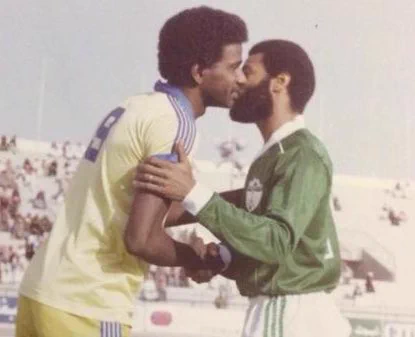 mo7arrer2's tweet photo. #الاهلي_النصر 
1⃣ كلاسيكو الفن والمتعة
على مر العصور (وقت ان كان الصغار في جحورهم) لم تعرف الكرة السعودية جمالا ولا متعة ولا تشويق بقدر ما كانت تحظى به لقاءات الاهلي والنصر بوجود عمالقة الفن الكروي وقتها
واليوم اشعر انها ستكون امتدادا للماضي (باستثناء حقبة كحيلان)
لماذا ؟ 
يتبع👇 https://t.co/zNIPLdUfnf