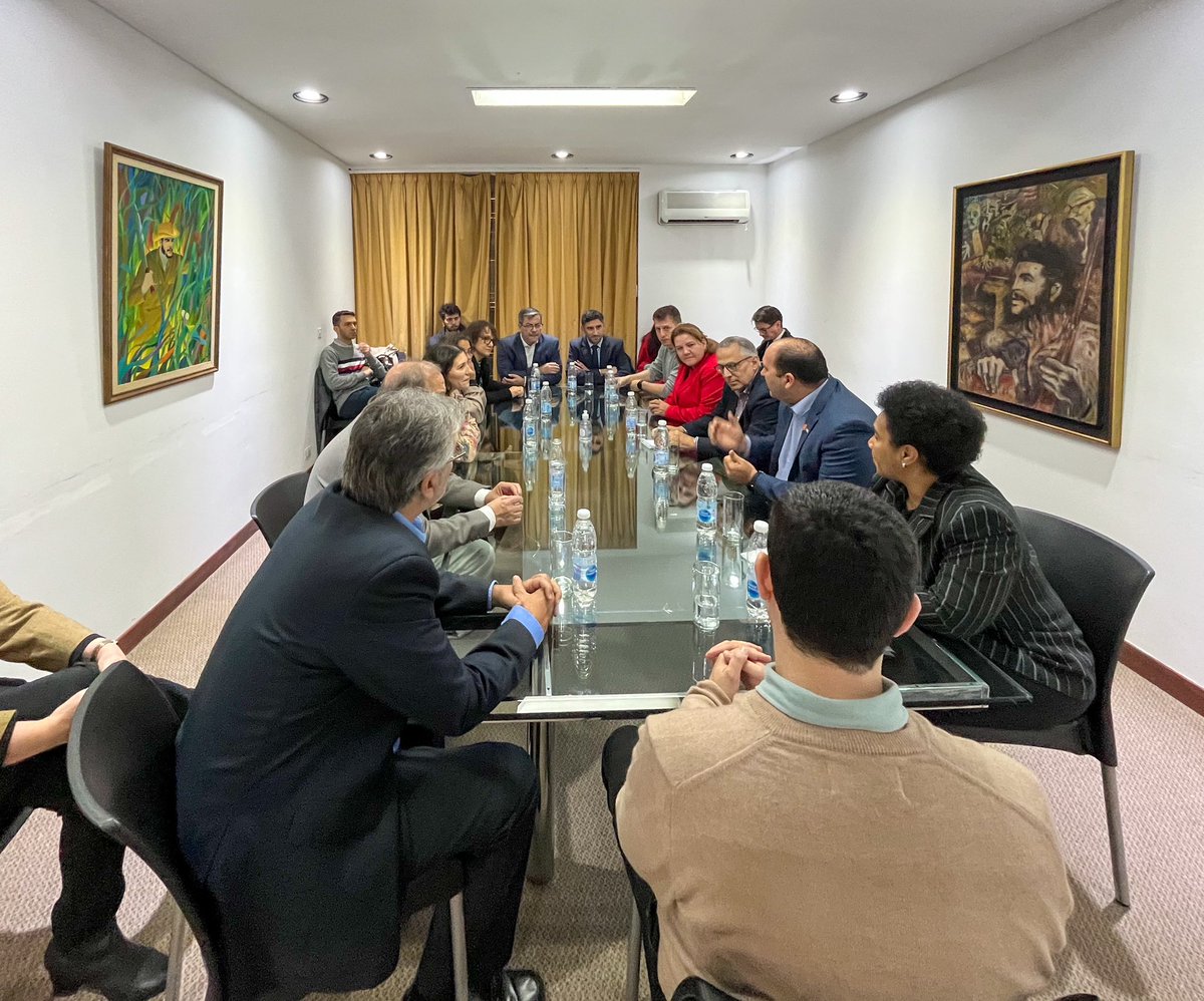 🇨🇺🇦🇷• Nos reunimos con científicos cubanos que desarrollaron la vacuna “Soberana” contra el #COVID.

El desarrollo científico tecnológico es clave para la soberanía. Seguimos fortaleciendo y profundizando los vínculos y la cooperación entre ambas naciones.