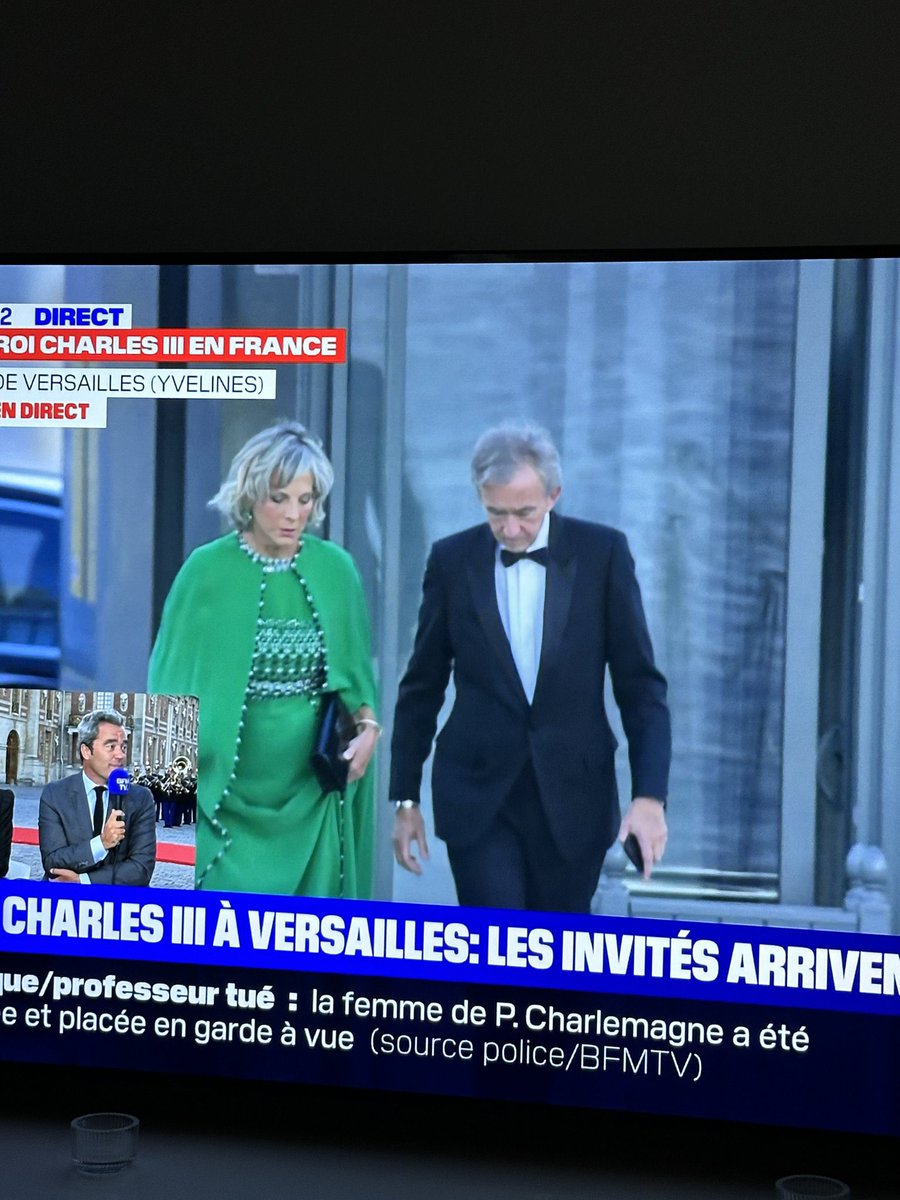 JFaerber's tweet photo. En abaya et en vert couleur de l’islam, heureusement que madame Arnault ne va plus à l’école. https://t.co/GRCFXbkkt6