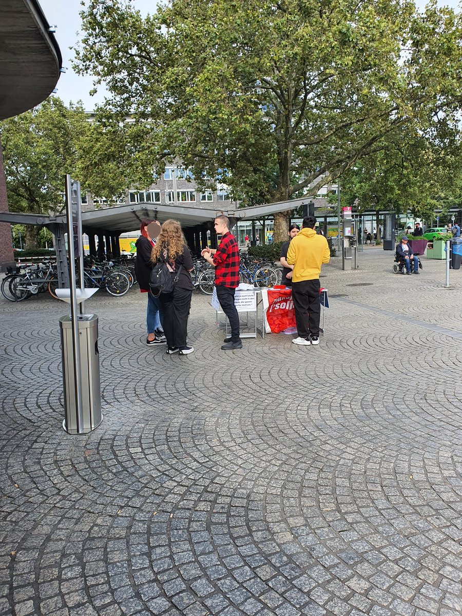 Wir hatten heute einen gut besuchten kleinen Infostand. Unser Schwerpunkt war heute die der Klassencharakter der #Klimakrise.
#Oberhausen #linksjugend