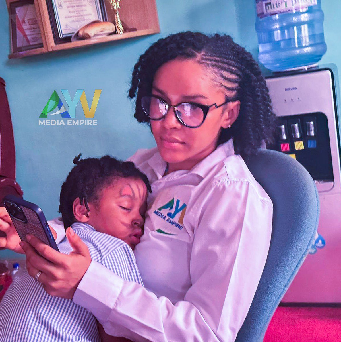 AYVnews's tweet photo. PIC OF THE DAY

Mama Sonia Jaffal, our News anchor on double duty today 😍💃🏽. It's all about diversity and inclusion here at AYV. 
Comment below with a photo or story of you on double duty. 

#AYVNews
#AYVTeam
#Diversityandinclusion
#mumatwork
#mumonduty
#SierraLeone https://t.co/PMawBoeYbQ