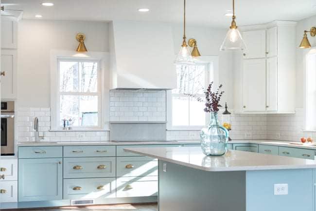 KitchBathDesign's tweet image. Oldie but goodie. Here is a kitchen I designed in Hume, VA. I think this blue will stand the test of time and always feel fresh!
.
.
.
. 
#oldiebutgoodie #islandlighting #kitchenlighting #alyssamartin #interiordesigner #virginiainteriordesigner #fauquiercounty #princewillamcounty