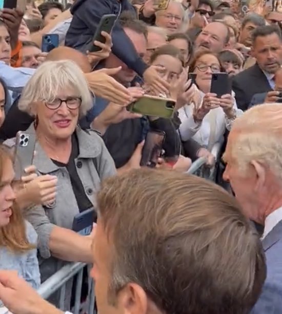 Quand <a href="/EmmanuelMacron/">Emmanuel Macron</a> et Charles III rencontrent <a href="/BorisJohnson/">Boris Johnson</a> à Paris... #jesuisvilaine