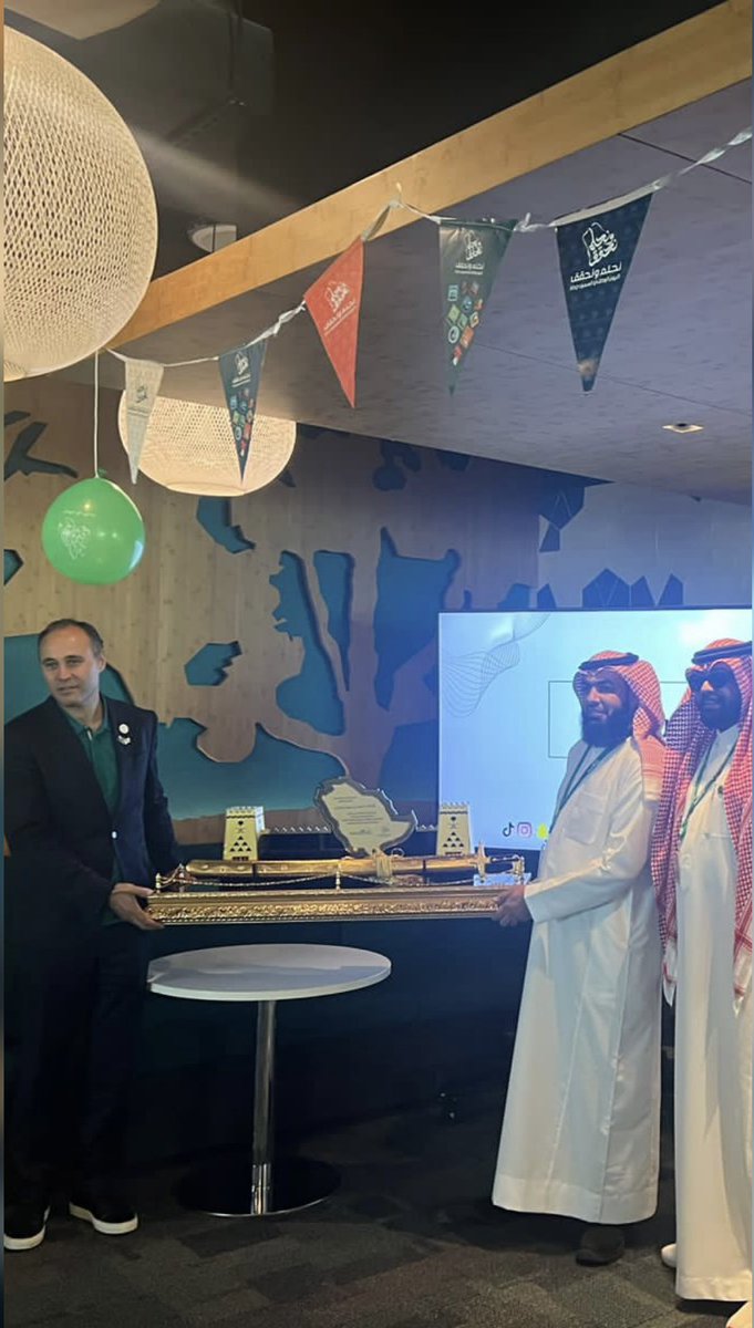 Mohammednz777's tweet photo. تشرفت اليوم بتقديم محاضرة عن " تاريخ وثقافة المنطقة الشرقية " بمقر شركة قدرة بـ وادي #الظهران بمناسبة #اليوم_الوطني93، وسعدت حقيقة بحضور الرئيس التنفيذي وكافة قيادات ومنسوبي الشركة ..

#محمد_الغريري https://t.co/fq7pKt0oeR