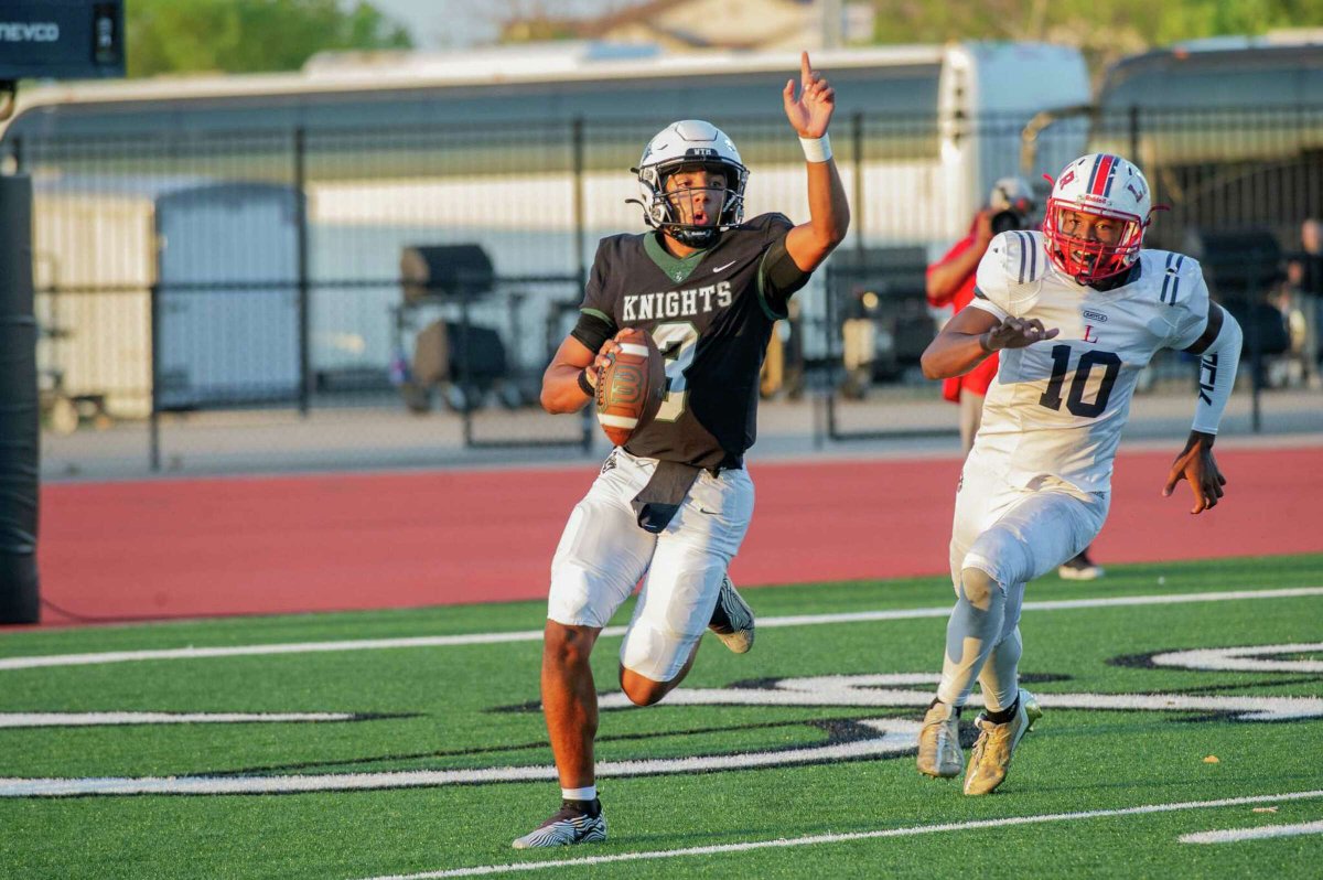 BayAreaCitizen's tweet photo. Clear Falls football re-ignites playoff push after much-needed win https://t.co/RuSQJ7mJZH https://t.co/709ypUcAp6