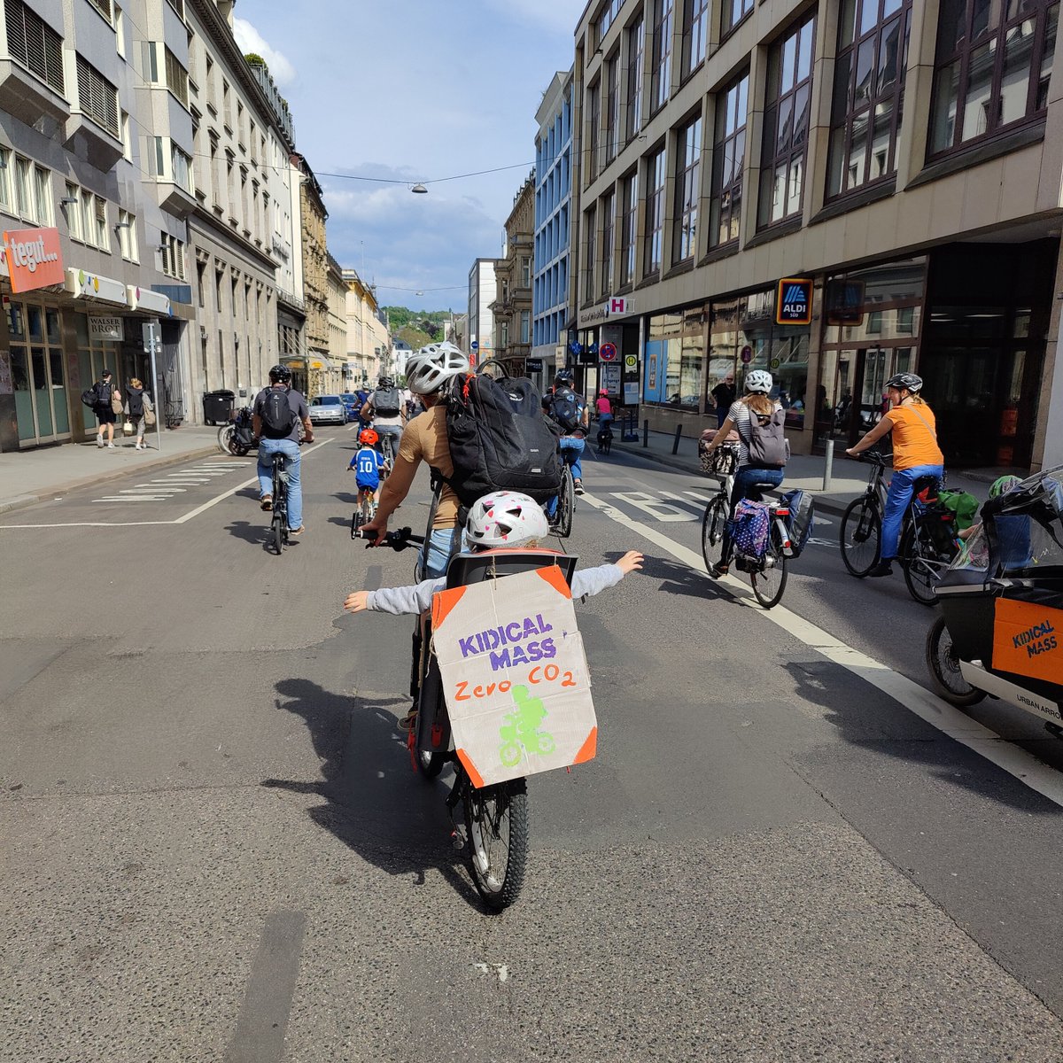 24.9.23 15:00 Uhr Kranzplatz Wiesbaden

10. Kidical Mass 

Kommt alle und bringt eure Freunde und Familie mit! 

<a href="/KinderaufsRad/">Kidical Mass - Kinder aufs Rad</a>