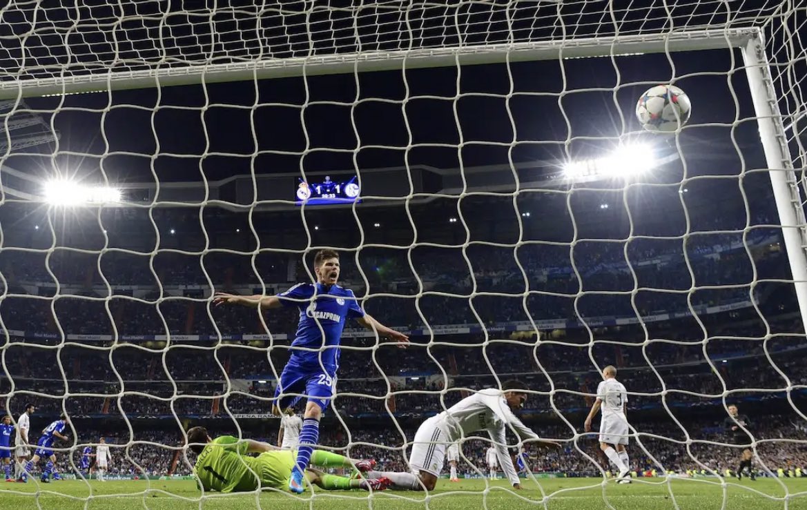 Fürs erste bleibt also, dass die letzte deutsche Mannschaft, die im Bernabéu gewinnen konnte, weiterhin Schalke ist und das war noch voll in Ronaldos Prime. Wenn wir schon in der 2. Liga rumdümpeln, kann man wenigstens das mal positiv erwähnen.