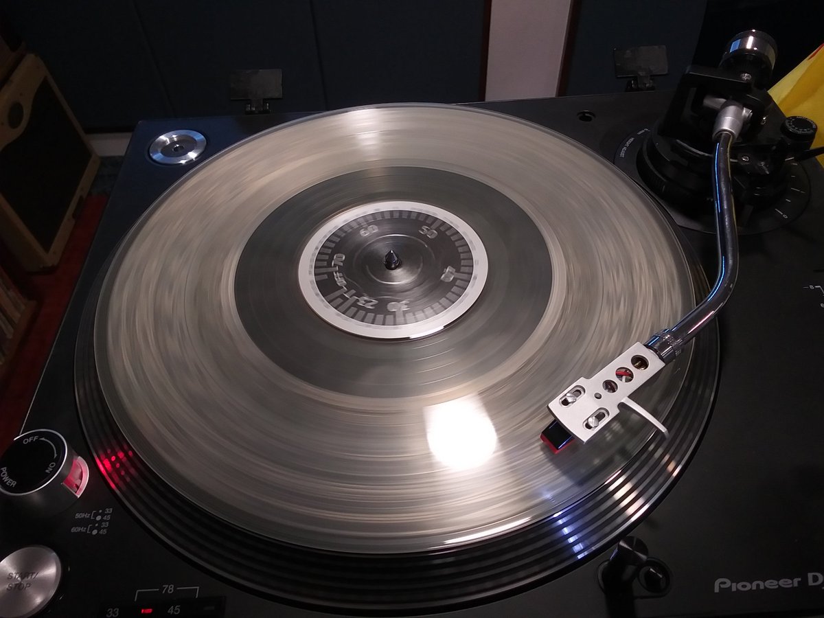 Loris_Lowe's tweet image. In my happy place, spinnin' some @dawestheband vinyl today at Sun Radio 🌞📻 #BYOV