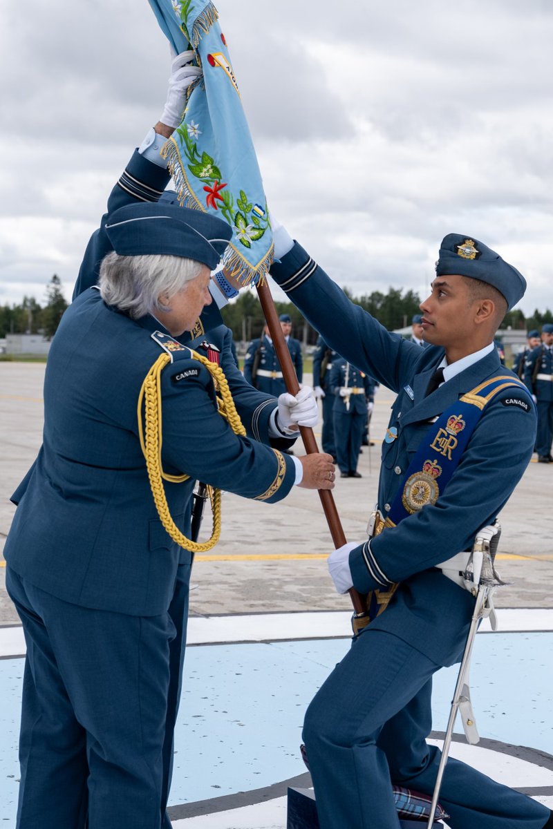CanadaGG's tweet photo. Tête de gerfaut contre un soleil éclatant sur fond bleu ciel: un étendard qui suscite la fierté.
En tant que #CommandanteEnChef, la #GGSimon a présenté un nouvel étendard au 430e Escadron tactique d’hélicoptères lors d’une cérémonie à la BFC Valcartier. https://t.co/W17gXrVfDi