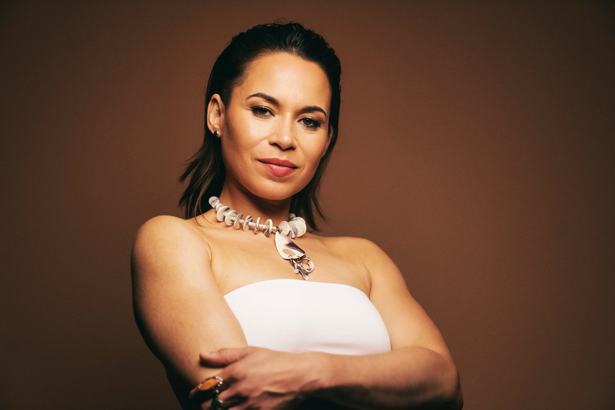 IrishArtsCenter's tweet photo. .@CharlyLowry, the "versatile" Indigenous singer of Lumbee/Tuscarora descent “who can handle pretty much any style convincingly,” will be feat. at #WomenOfNote, a concert originally developed for @trad_fest.
🎟️ https://t.co/JdBPbadJNV
📰 https://t.co/Ef7BrYzHwn
@WalterMagazine https://t.co/glJ42dty6w