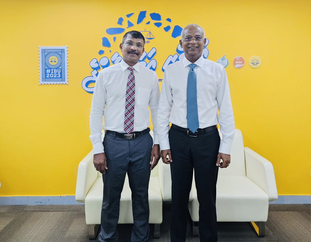 riyaz_rasheed's tweet photo. ޚާއްސަ މަޖިލިހުގަ އާއި ރައްޔިތުންގެ  މަޖިލިހުގައި އަޅުގަނޱާއެކު އިސްލާހީގިނަ މަސައްކަތްތަކެއް ކުރައްވާފައިވާ  މިހާރުގެ ރައީސުލްޖުމްހޫރިއްޔާ އަޅުގަނޱުގެ އަޚް އިބްރާހިމް މުޙައްމަދު ސޯލިހަށް މި ރިޔާސީ އިންތިޚާބުގެ ދެވަނަ ބުރުގައި ތާއީދުކުރަން  އަޅުގަނޱު ނިންމައިފިން !@ibusolih https://t.co/KGEHxqdWm4