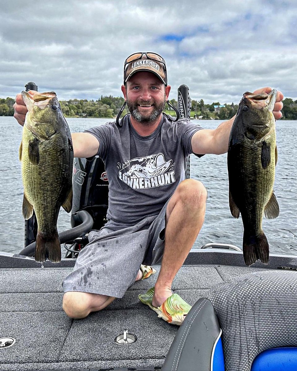 What's better than one bass...4 bass

#BassFishing #FishingDaily #CatchBigFish