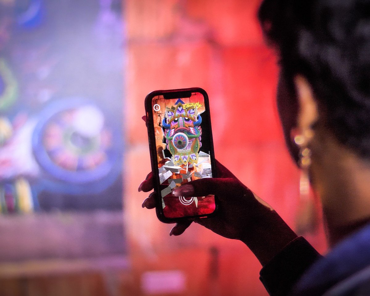 BedrockDetroit's tweet image. In conjunction with #MonthofDesign, @electriflyco and @MadeWithBrandXR are bringing art to life through an augmented reality experience in downtown #Detroit featuring art pieces from 20+ artists. ⚡️

The exhibition intertwines the digital realm with the real world through each of…