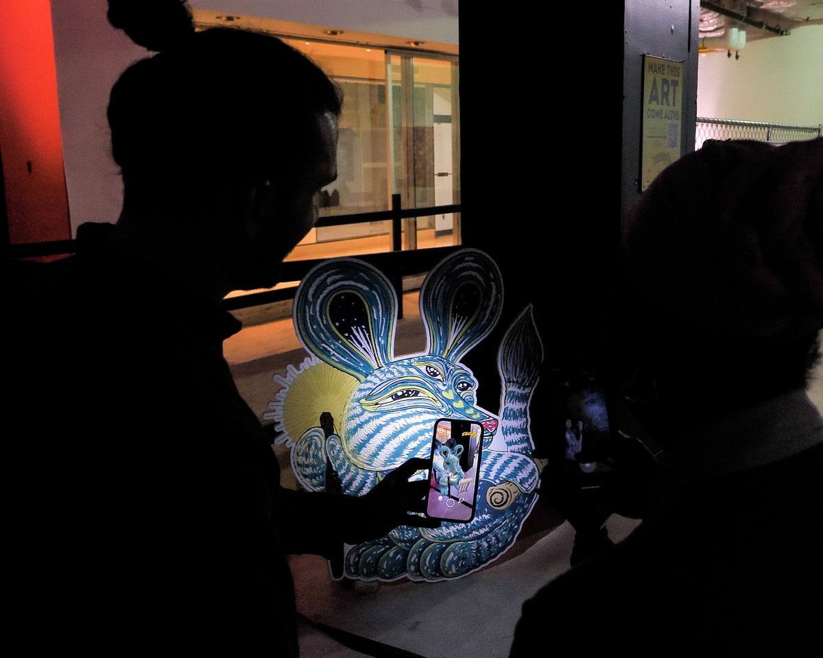 BedrockDetroit's tweet image. In conjunction with #MonthofDesign, @electriflyco and @MadeWithBrandXR are bringing art to life through an augmented reality experience in downtown #Detroit featuring art pieces from 20+ artists. ⚡️

The exhibition intertwines the digital realm with the real world through each of…