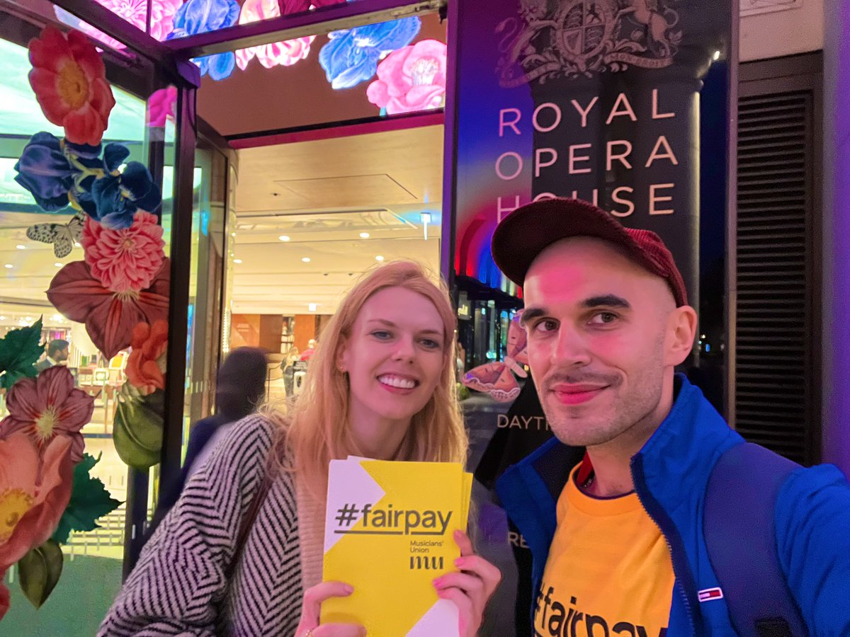 🚨 Musicians @RoyalOperaHouse took a 10% pay cut during pandemic - @WeAreTheMU members are fighting for pay restoration - tonight they’re drawing attention to their fight by wearing yellow #FairPay T-shirts instead of concert dress. Thanks @EquityUK & @The_TUC for #Solidarity