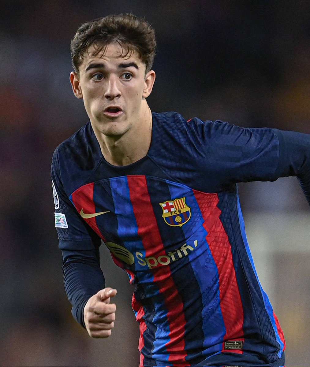 ElInmortal____'s tweet photo. Gavi, 3 goles en 74 partidos con el Barça.

Bellingham, 6 goles en 6 partidos con el Real Madrid.

A uno le regalaron el premio a mejor jugador joven. Otro tiene el respeto del mundo entero. Porque hay títulos que no se pueden comprar. Se ganan en el campo. https://t.co/6y1Ep3iJif