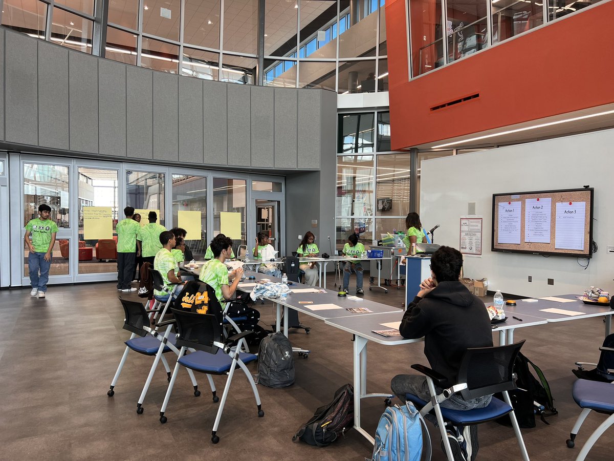 Alief_Career's tweet photo. The Senior Team was getting some training from their mentor Mrs. Harmon today on Best Practices and how to lead our next generation of CTE students to be successful. @AliefCTE @AliefISD @AliefCliniRotat #BetterTogether #WeAreAlief #AliefProud https://t.co/wUVdlZiwnF