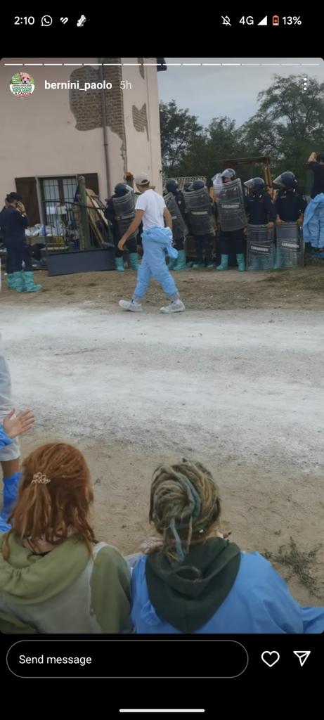 cr33pyg1rl's tweet photo. Oggi al rifugio Cuori Liberi ci hanno manganellatə, picchiatə, offesə. Hanno usato la forza in un posto di salvezza, antispecismo e amore. Hanno ucciso degli individui non umani innocenti e li hanno buttati via come spazzatura. Ma pagherete caro. La resistenza non finisce. Merde. https://t.co/aKl3EPvylp