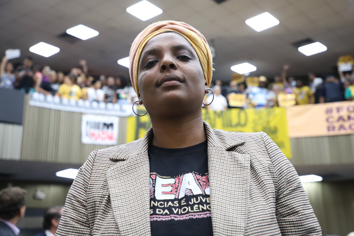 Coisa de preta é magia negra, “...Magia negra é Malcon X. Martin Luther King, Mussum, Zumbi, João Antônio, Candeia e Paulinho da Viola. Usain Bolt, Elza Soares…” Nas palavras do nosso poeta Sérgio Vaz.