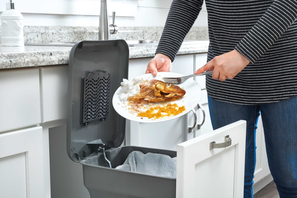 Composting! Our Compo+ line of waste containers allows you to conveniently compost indoors with NO SMELL. The containers feature carbon filters, a removable, no-mess trash carriage, and an odor-reducing mechanism that opens only when the lid is raised 👃🏻

#KBtribechat #composting