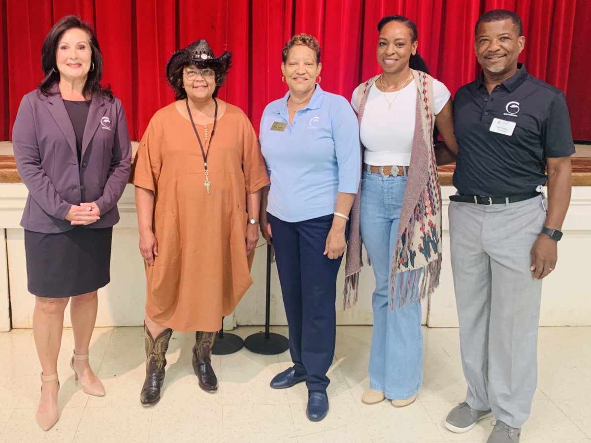 WileyElemGSO's tweet photo. City Council Members visit Wiley! Mayor Nancy Vaughan, Sharon Hightower, and Hugh Holston pictured with Dr. LaToy Kennedy(school principal) and Shantae Jackson(school social worker). https://t.co/M9IF70aY2g