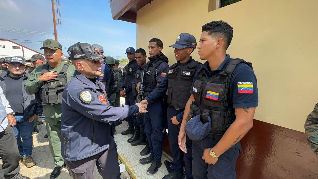 NicolasMaduro's tweet photo. Felicito a los más de 11 mil efectivos de la FANB y fuerzas policiales por la exitosa intervención del Centro Penitenciario de Tocorón. Ahora nos preparamos para la segunda fase de la Operación de Liberación Cacique Guaicaipuro. ¡Vamos hacia una Venezuela libre de bandas criminales!