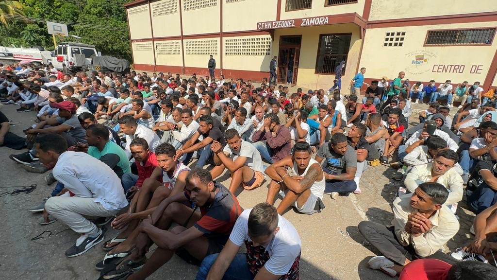 NicolasMaduro's tweet photo. Felicito a los más de 11 mil efectivos de la FANB y fuerzas policiales por la exitosa intervención del Centro Penitenciario de Tocorón. Ahora nos preparamos para la segunda fase de la Operación de Liberación Cacique Guaicaipuro. ¡Vamos hacia una Venezuela libre de bandas criminales!