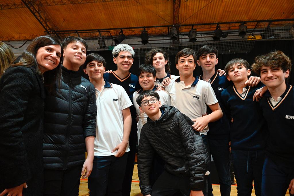 Encuentro clave para Mar del Plata en el Colegio IDRA.

Los estudiantes de 11 escuelas marplatenses conocieron nuestras ideas y propuestas para el futuro de la ciudad.

A 40 años de democracia, nos emociona ver el interés y la participación para un futuro mejor para Mar del Plata