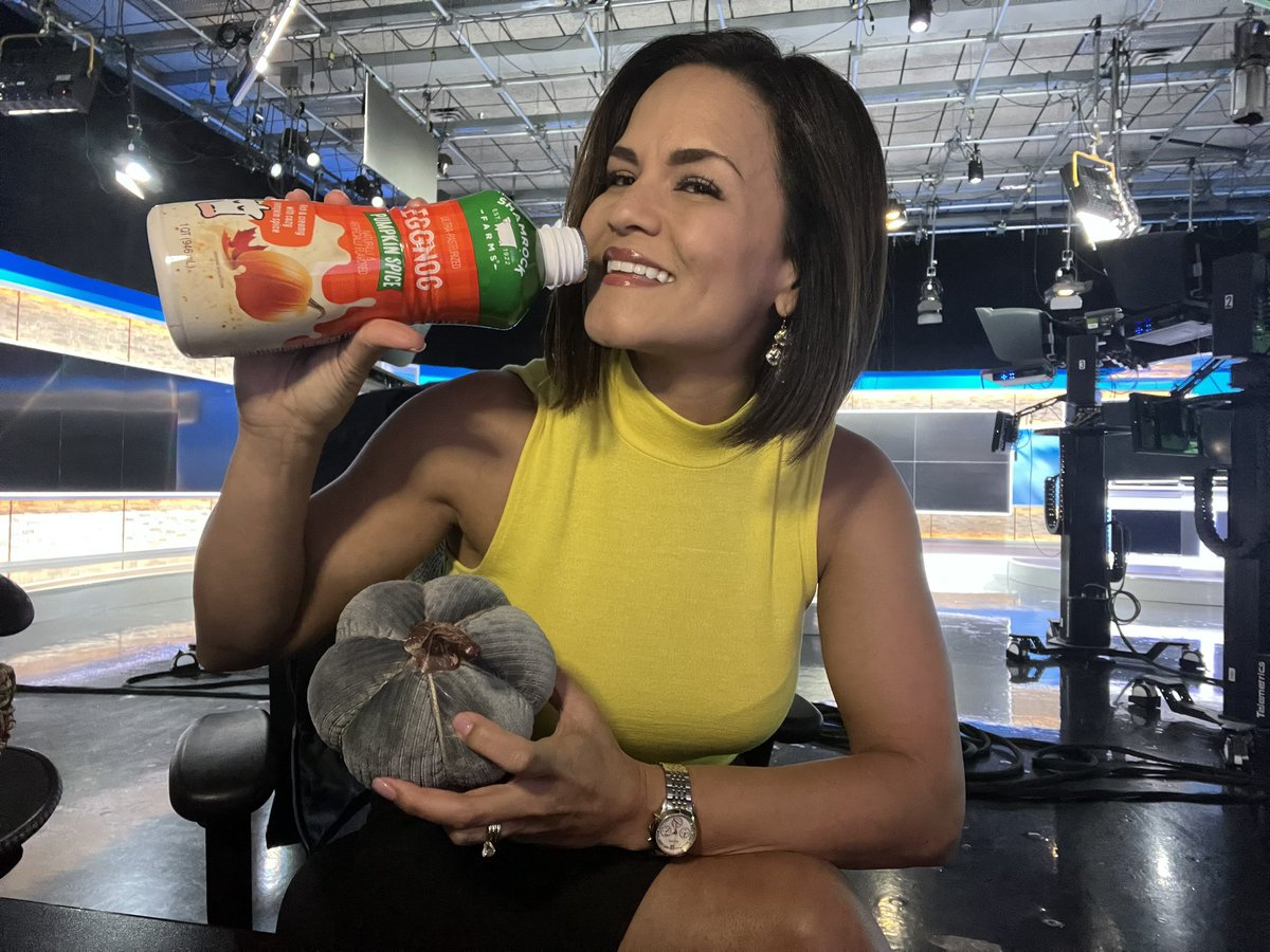 NicoleCritesTV's tweet photo. Yes… That’s #PumpkinSpice EGGNOG! 🍁 
@shamrockfarms celebrating start of fall this weekend - for every pic u post &amp; tag them #FAKEFALLREALHUNGER they will donate a gallon of Milk to @StMarysFoodBank 🥛 👏 
I’ll drink to that! #azfamily https://t.co/QGs3LzCaSV