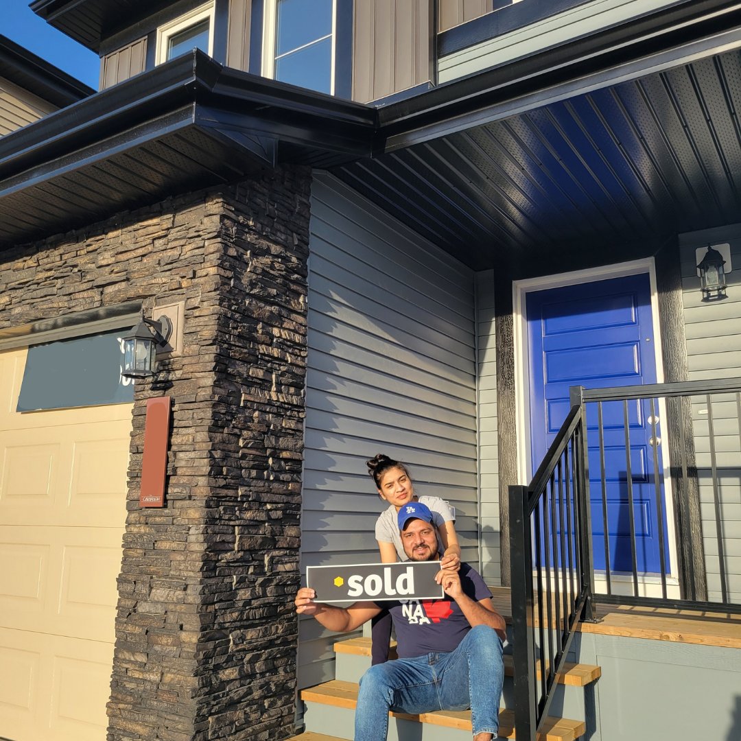 Happy Possession Day to this lovely couple in Cavanagh! 🎉 🔑

Join the exclusive Cavanagh community today and be a homeowner of the last phase of designer homes in this sought-after SW community in Edmonton.

rohitcommunities.com/edmonton/commu… 

#SWEdmonton #HomesForSale #Cavanagh