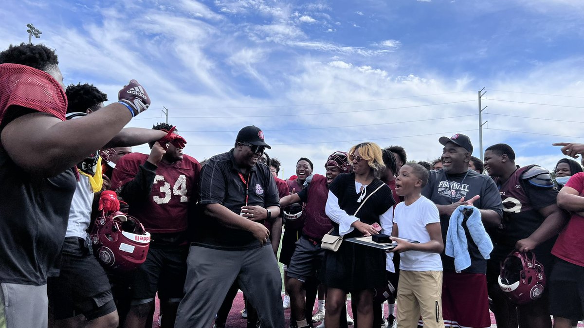kckschools's tweet photo. Thank you @Chiefs &amp; @NFL for naming @WashHouseFB Coach Camron Smith, Coach of the Week. The wildcats are 3-0 for the first time since 2005. #BetterEveryDay https://t.co/3JE4lpH0zP