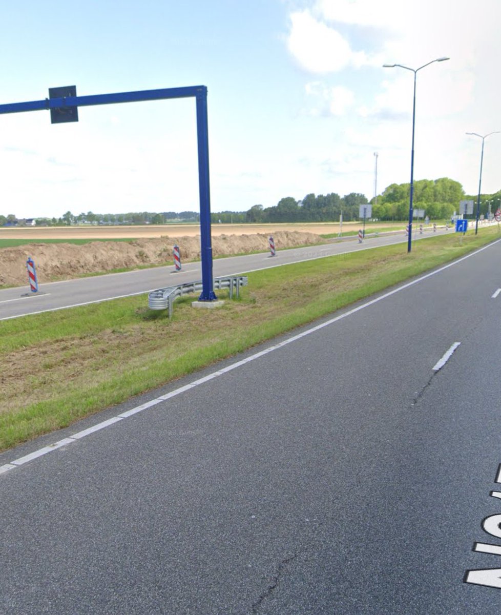Michielvanbal's tweet photo. @zuid_holland @Kiltunnel Waarom zijn deze pilaren maar vanaf 1 kant afgeschermd met een vangrail? De klap is niet minder vanaf deze kant. #dtv https://t.co/y7DdGR5zvS