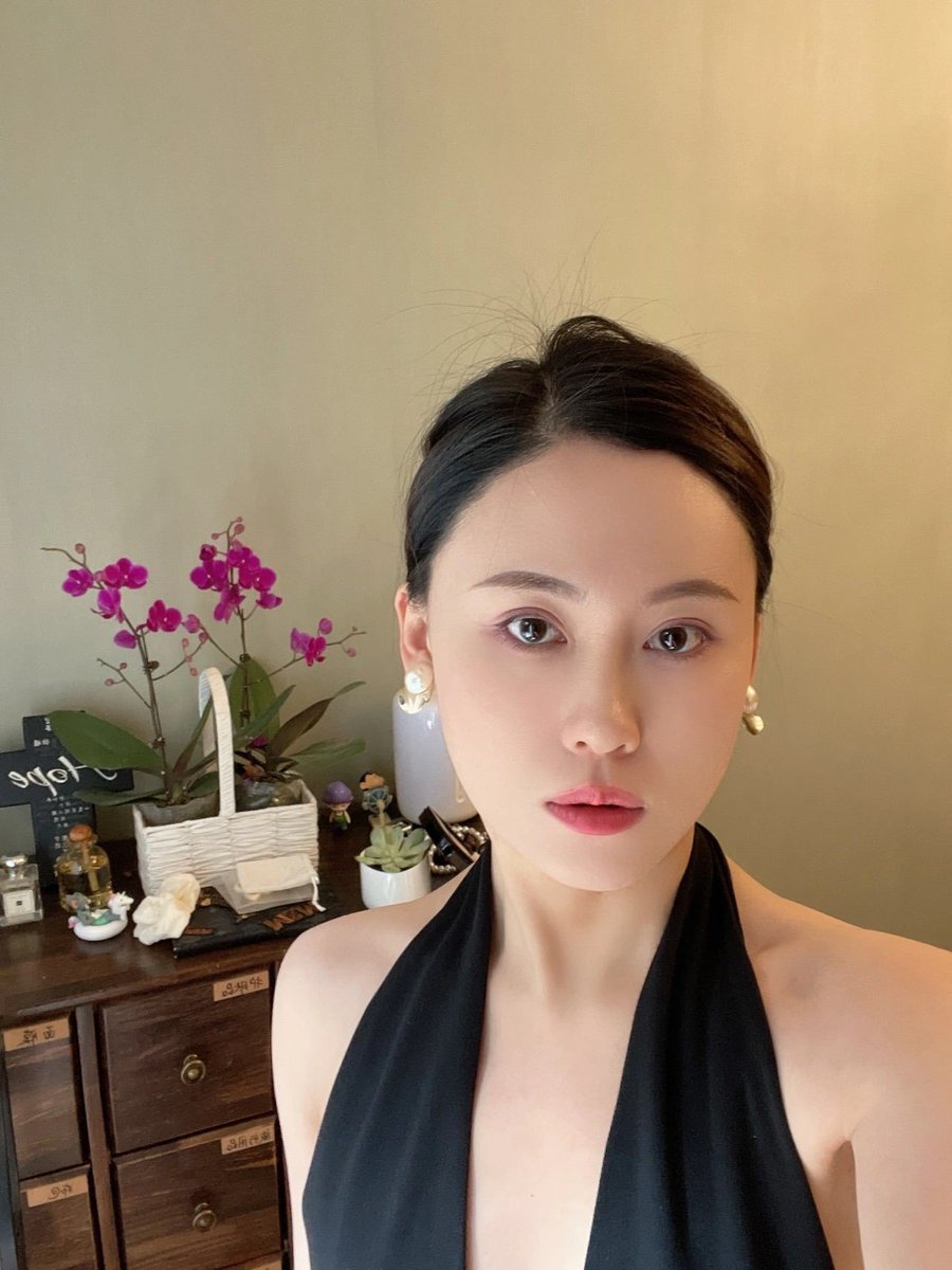 Helenawen2's tweet photo. 我已经不是小孩子了，不是一根棒棒糖就能打发的。现在最少也要一根大大的棒棒糖😇 https://t.co/N1VfIrbXpb