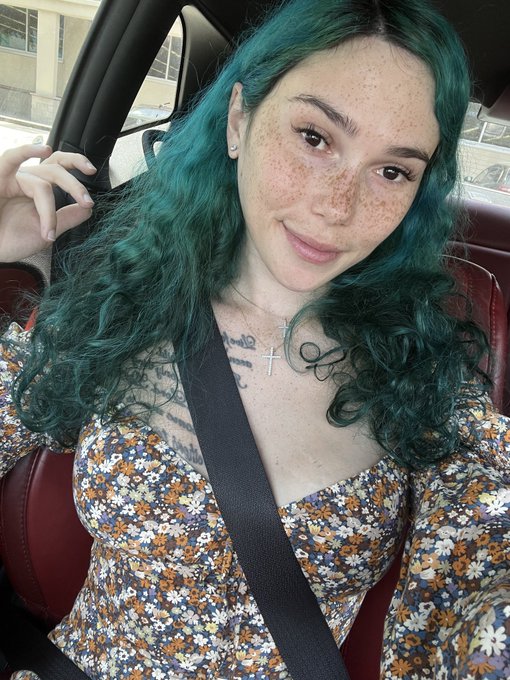 Eevee Bee OFFICIAL’s pics and videos