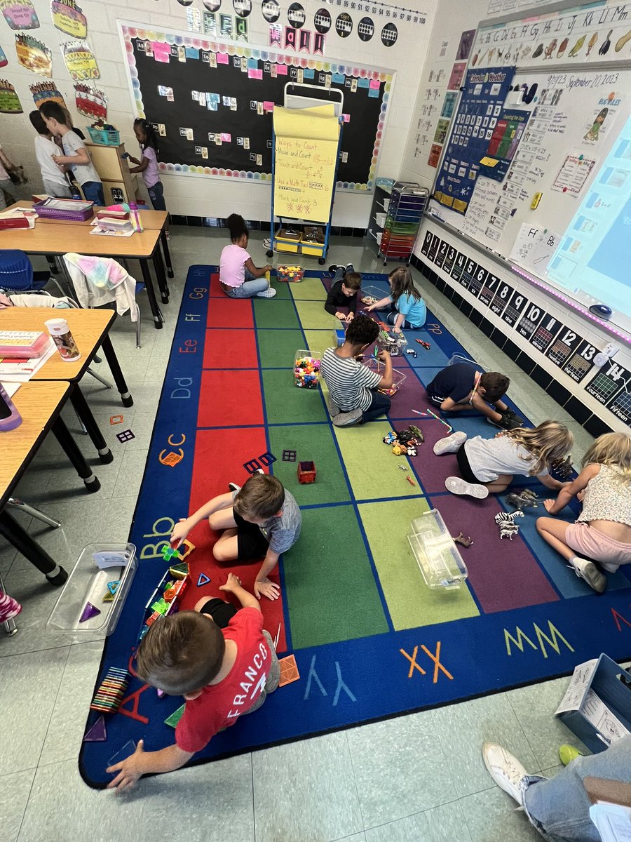 Purposeful imaginative play with table bins at  Whitman Elementary School🙌🏼
Spaceships, zoos, and beehives, oh my! 📚🥳 Way to go Kinder! <a href="/WTDirectorElEd/">WTDirectorElemEd</a> @WWPCurrSuper