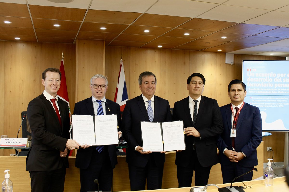 UKinPeru's tweet photo. 🇬🇧, socio estratégico de 🇵🇪 para el planeamiento estratégico de trenes. 
El 🇬🇧 ha suscrito, con el @MTC_GobPeru, un MoU 📖 para colaborar con la estrategia nacional de desarrollo ferroviario, el cual permitirá al MTC obtener asistencia técnica y colaboración en su diseño. https://t.co/y2YWj3s1dF