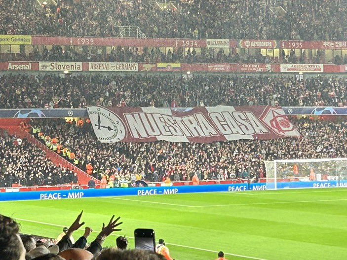 xAlexTHFC's tweet photo. Arsenal’s fan funded TIFO

Vs

Spurs’ fan funded TIFO https://t.co/x0iBHOKoh7