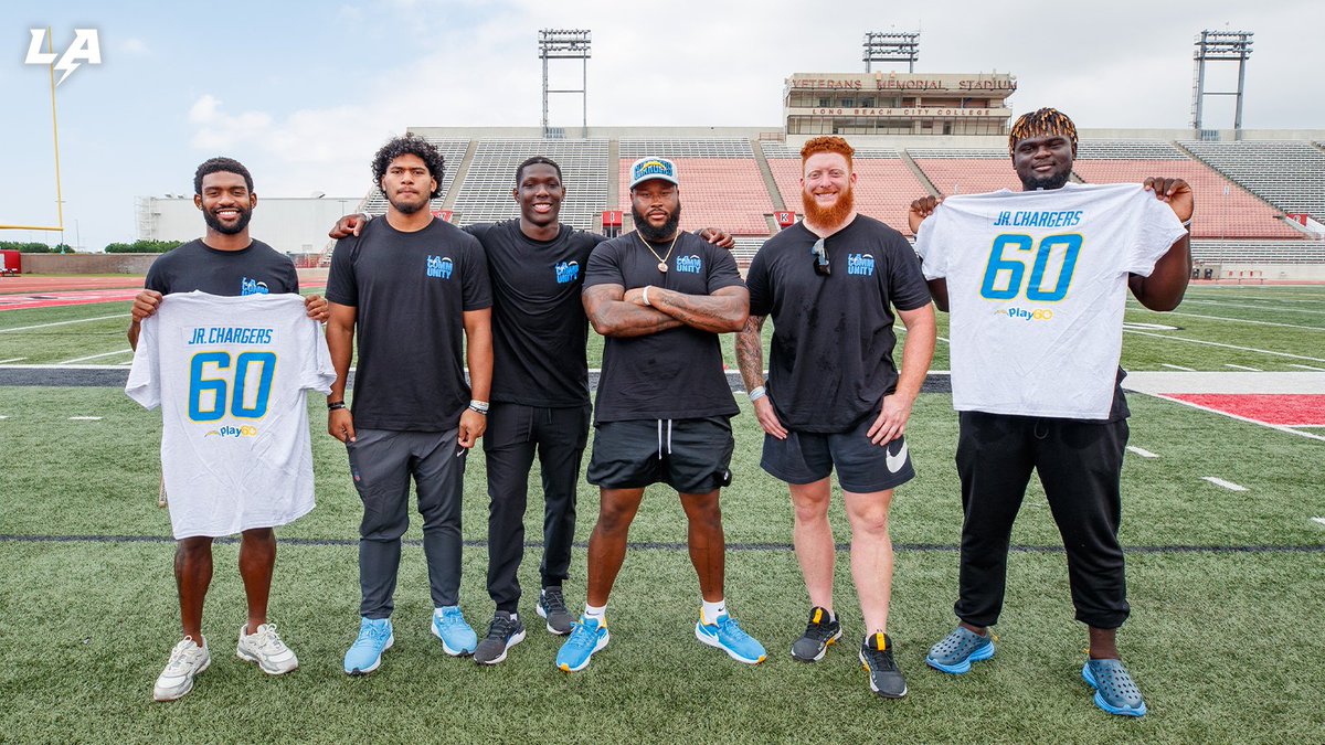 chargers's tweet photo. anything for the kiddos 🥹

shoutout the rooks and nfl play 60 https://t.co/3jcAYutrLj